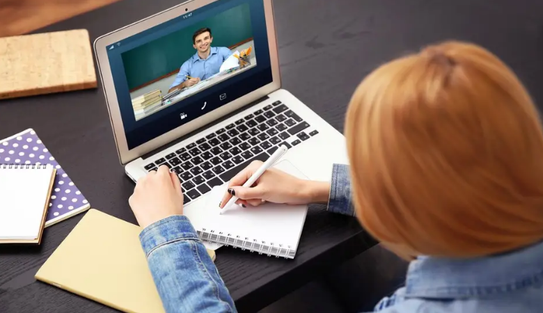 تطبيق لتعلم المحادثة الإنجليزية مع أكثر من 10000 مقطع فيديو